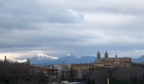 Pamplona y las cumbres nevadas.