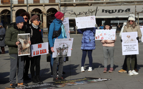 Una concentración en Pamplona rechaza la exclusión de los perros de caza de la Ley de Bienestar Animal./