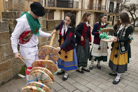 Fotos de los quintos en el día de Santa Águeda de Alsasua.