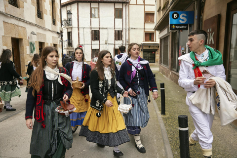 Fotos de los quintos en el día de Santa Águeda de Alsasua.