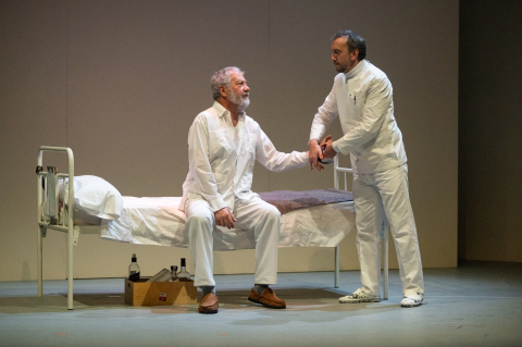 La Casa de Cultura de Burlada acogió este martes, 7 de febrero, el ensayo de la obra 'Hemingway' que se estrena en el Teatro Gayarre el jueves, día 9.