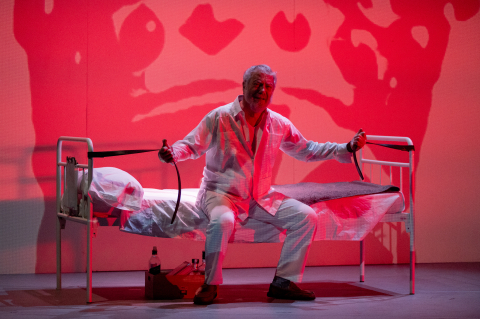 La Casa de Cultura de Burlada acogió este martes, 7 de febrero, el ensayo de la obra 'Hemingway' que se estrena en el Teatro Gayarre el jueves, día 9.