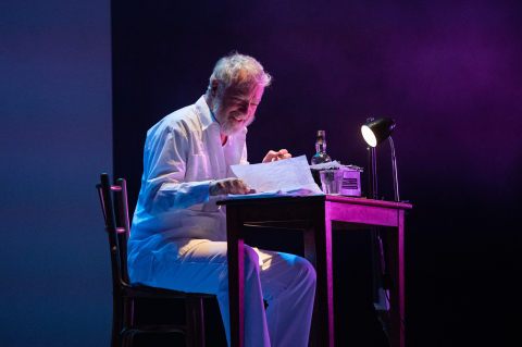 La Casa de Cultura de Burlada acogió este martes, 7 de febrero, el ensayo de la obra 'Hemingway' que se estrena en el Teatro Gayarre el jueves, día 9.