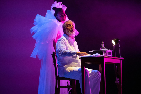 La Casa de Cultura de Burlada acogió este martes, 7 de febrero, el ensayo de la obra 'Hemingway' que se estrena en el Teatro Gayarre el jueves, día 9.