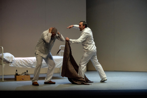 La Casa de Cultura de Burlada acogió este martes, 7 de febrero, el ensayo de la obra 'Hemingway' que se estrena en el Teatro Gayarre el jueves, día 9.