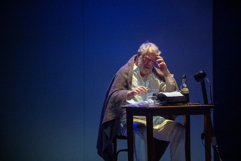 La Casa de Cultura de Burlada acogió este martes, 7 de febrero, el ensayo de la obra 'Hemingway' que se estrena en el Teatro Gayarre el jueves, día 9.