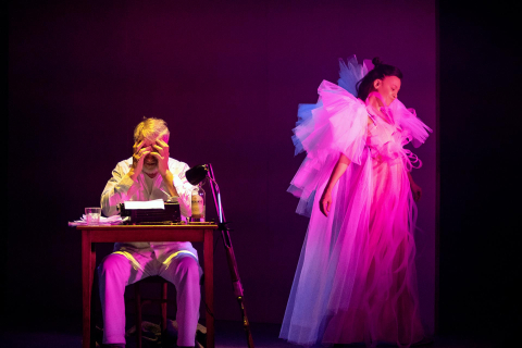 La Casa de Cultura de Burlada acogió este martes, 7 de febrero, el ensayo de la obra 'Hemingway' que se estrena en el Teatro Gayarre el jueves, día 9.