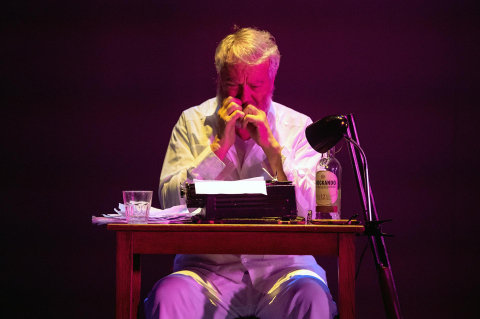 La Casa de Cultura de Burlada acogió este martes, 7 de febrero, el ensayo de la obra 'Hemingway' que se estrena en el Teatro Gayarre el jueves, día 9.