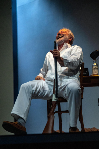 La Casa de Cultura de Burlada acogió este martes, 7 de febrero, el ensayo de la obra 'Hemingway' que se estrena en el Teatro Gayarre el jueves, día 9.