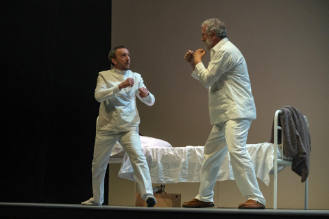 La Casa de Cultura de Burlada acogió este martes, 7 de febrero, el ensayo de la obra 'Hemingway' que se estrena en el Teatro Gayarre el jueves, día 9.