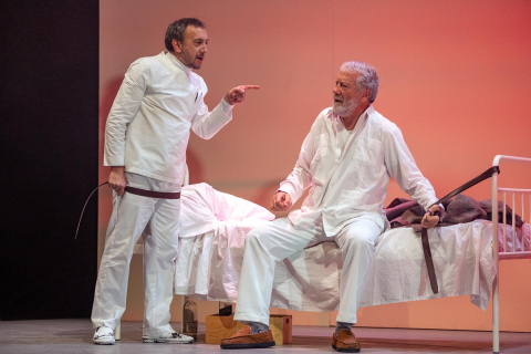 La Casa de Cultura de Burlada acogió este martes, 7 de febrero, el ensayo de la obra 'Hemingway' que se estrena en el Teatro Gayarre el jueves, día 9.