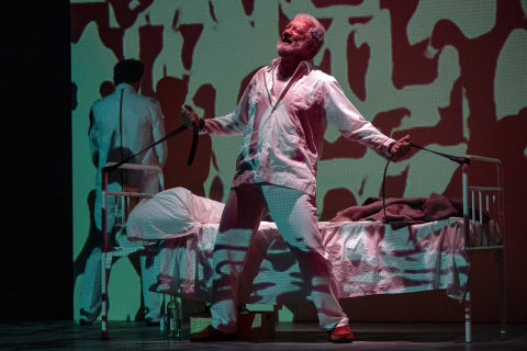 La Casa de Cultura de Burlada acogió este martes, 7 de febrero, el ensayo de la obra 'Hemingway' que se estrena en el Teatro Gayarre el jueves, día 9.