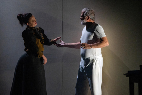 La Casa de Cultura de Burlada acogió este martes, 7 de febrero, el ensayo de la obra 'Hemingway' que se estrena en el Teatro Gayarre el jueves, día 9.