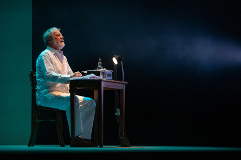 La Casa de Cultura de Burlada acogió este martes, 7 de febrero, el ensayo de la obra 'Hemingway' que se estrena en el Teatro Gayarre el jueves, día 9.