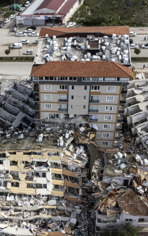 Sigue la búsqueda de supervivientes entre los escombros de los edifcios derrumbados por los fuertes terremotos del lunes en Turquía y Siria.