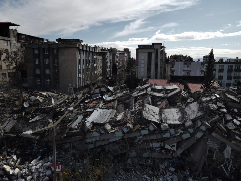Sigue la búsqueda de supervivientes entre los escombros de los edifcios derrumbados por los fuertes terremotos del lunes en Turquía y Siria.