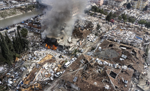Sigue la búsqueda de supervivientes entre los escombros de los edifcios derrumbados por los fuertes terremotos del lunes en Turquía y Siria.