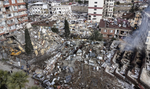 Sigue la búsqueda de supervivientes entre los escombros de los edifcios derrumbados por los fuertes terremotos del lunes en Turquía y Siria.