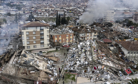 Sigue la búsqueda de supervivientes entre los escombros de los edifcios derrumbados por los fuertes terremotos del lunes en Turquía y Siria.