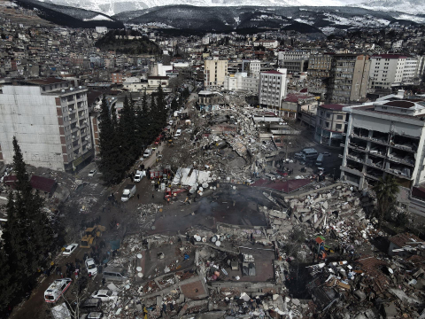Sigue la búsqueda de supervivientes entre los escombros de los edifcios derrumbados por los fuertes terremotos del lunes en Turquía y Siria.