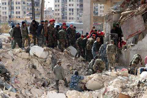Sigue la búsqueda de supervivientes entre los escombros de los edifcios derrumbados por los fuertes terremotos del lunes en Turquía y Siria.