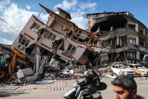 Sigue la búsqueda de supervivientes entre los escombros de los edifcios derrumbados por los fuertes terremotos del lunes en Turquía y Siria.