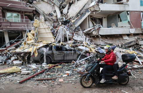 Sigue la búsqueda de supervivientes entre los escombros de los edifcios derrumbados por los fuertes terremotos del lunes en Turquía y Siria.