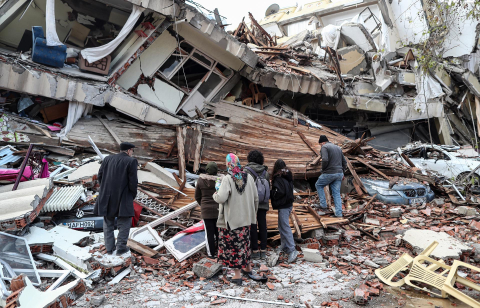 Sigue la búsqueda de supervivientes entre los escombros de los edifcios derrumbados por los fuertes terremotos del lunes en Turquía y Siria.