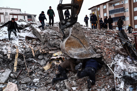 Sigue la búsqueda de supervivientes entre los escombros de los edifcios derrumbados por los fuertes terremotos del lunes en Turquía y Siria.