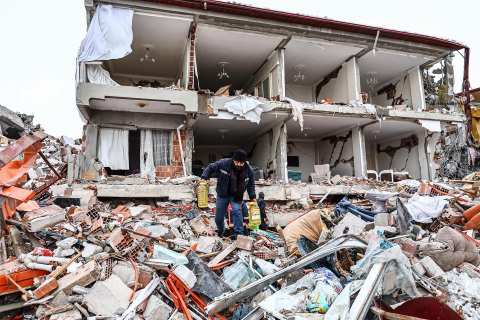 Sigue la búsqueda de supervivientes entre los escombros de los edifcios derrumbados por los fuertes terremotos del lunes en Turquía y Siria.