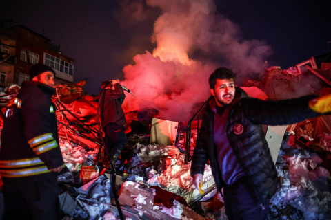 Sigue la búsqueda de supervivientes entre los escombros de los edifcios derrumbados por los fuertes terremotos del lunes en Turquía y Siria.