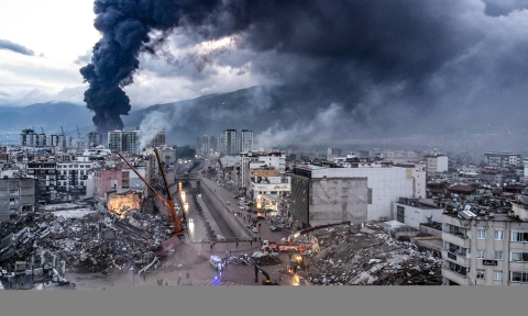 Sigue la búsqueda de supervivientes entre los escombros de los edifcios derrumbados por los fuertes terremotos del lunes en Turquía y Siria.