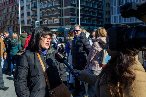 Participantes en el homenaje en Pamplona a las víctimas asesinadas por la banda terrorista ETA.