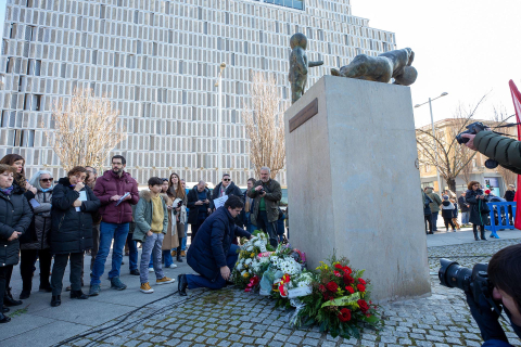 Participantes en el homenaje en Pamplona a las víctimas asesinadas por la banda terrorista ETA.