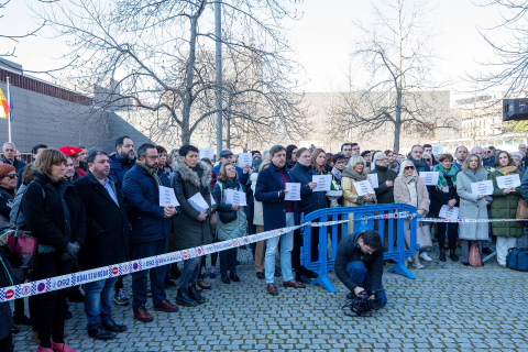 Participantes en el homenaje en Pamplona a las víctimas asesinadas por la banda terrorista ETA.