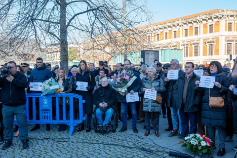 Participantes en el homenaje en Pamplona a las víctimas asesinadas por la banda terrorista ETA.