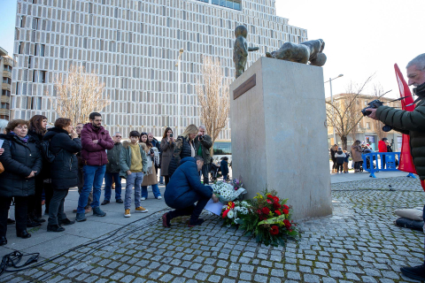 Participantes en el homenaje en Pamplona a las víctimas asesinadas por la banda terrorista ETA.