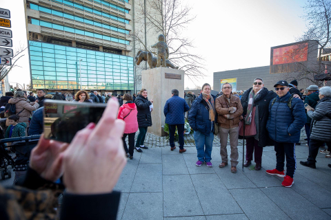 Participantes en el homenaje en Pamplona a las víctimas asesinadas por la banda terrorista ETA.