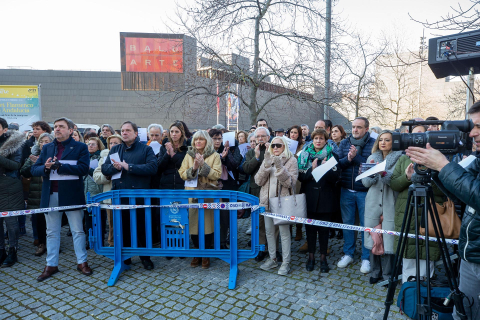 Participantes en el homenaje en Pamplona a las víctimas asesinadas por la banda terrorista ETA.