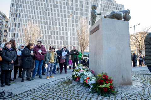Participantes en el homenaje en Pamplona a las víctimas asesinadas por la banda terrorista ETA.