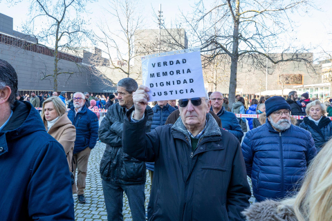 Participantes en el homenaje en Pamplona a las víctimas asesinadas por la banda terrorista ETA.