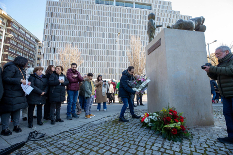 Participantes en el homenaje en Pamplona a las víctimas asesinadas por la banda terrorista ETA.