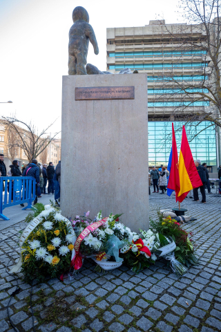 Participantes en el homenaje en Pamplona a las víctimas asesinadas por la banda terrorista ETA.