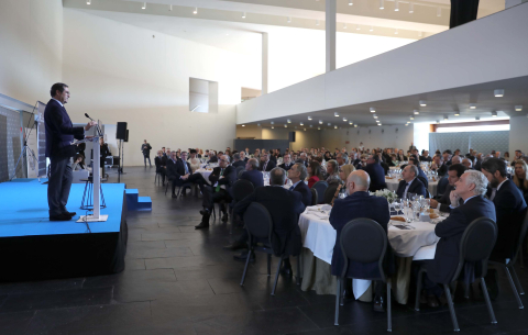 Fotografías de la entrega del II Premio Navarra Empresarial a Yolanda Falcón, directora general de Falcón Electrónica, en Baluarte.