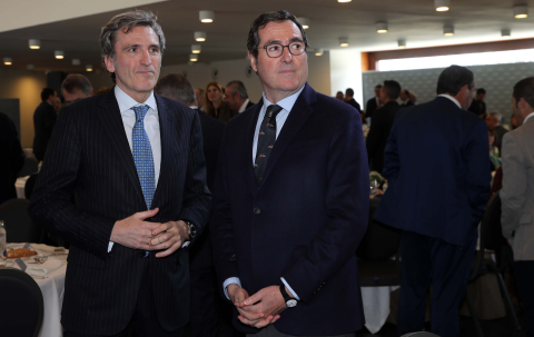 Fotografías de la entrega del II Premio Navarra Empresarial a Yolanda Falcón, directora general de Falcón Electrónica, en Baluarte.