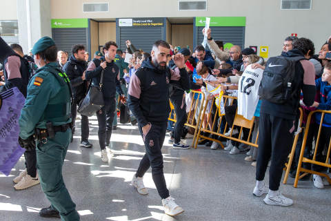 Llegada del Real Madrid al aeropuerto de Noáin./
