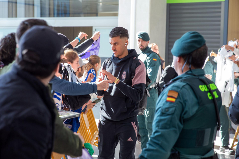 Llegada del Real Madrid al aeropuerto de Noáin./