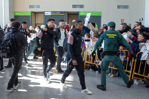 Llegada del Real Madrid al aeropuerto de Noáin./
