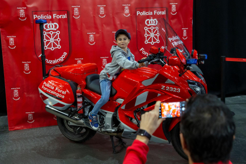Jornada de puertas abiertas de la Policía foral en el Navarra Arena./