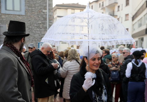 Las calles de Bera de Bidasoa acogieron este domingo, 19 de febrero,. las celebraciones del Carnaval.